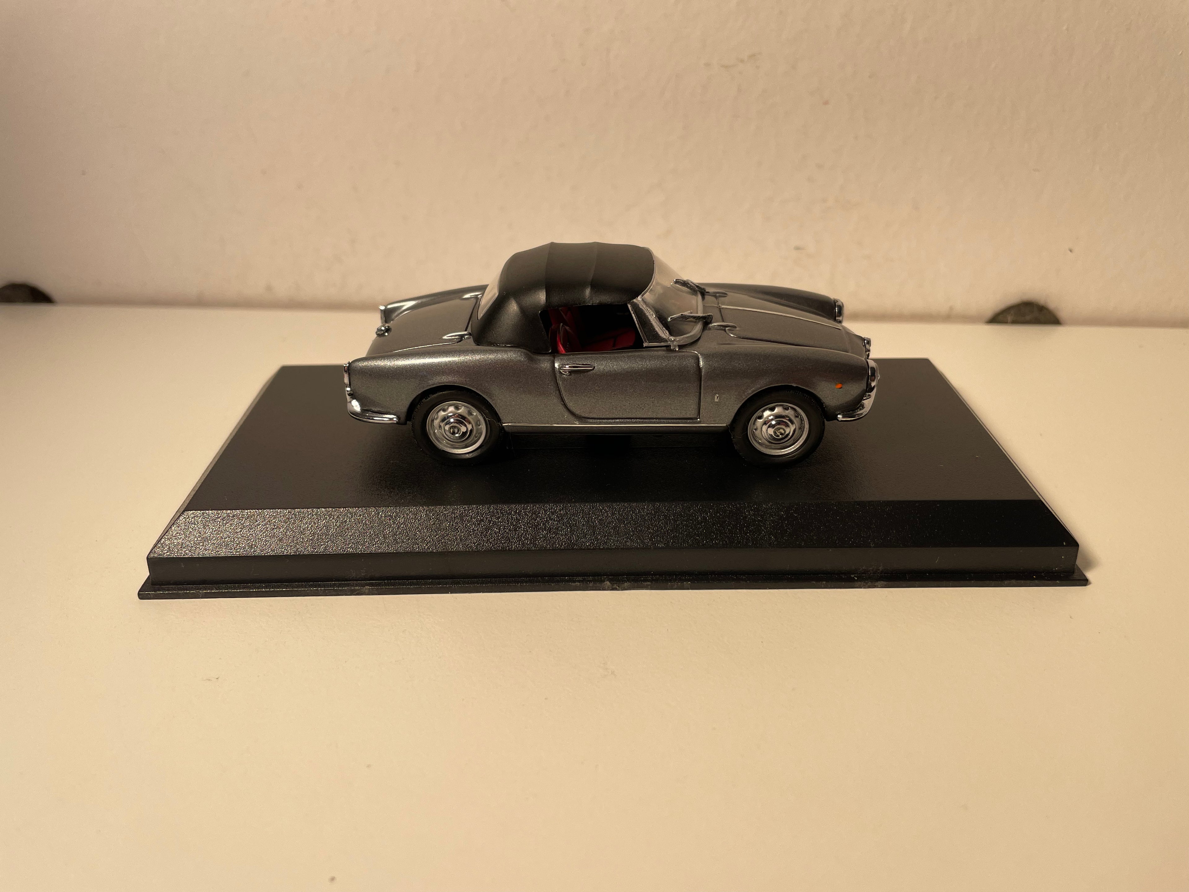 Alfa Roméo Giulietta Spyder grise et capote noire - collection DetailCars référence 205