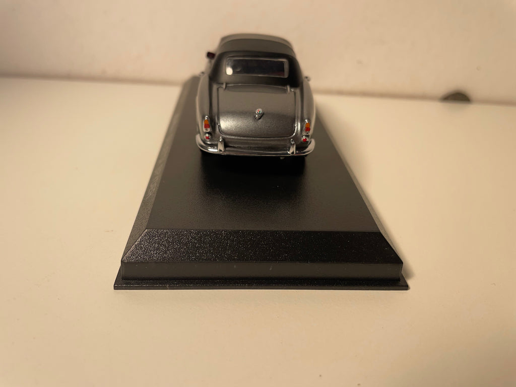 Alfa Roméo Giulietta Spyder grise et capote noire - collection DetailCars référence 205