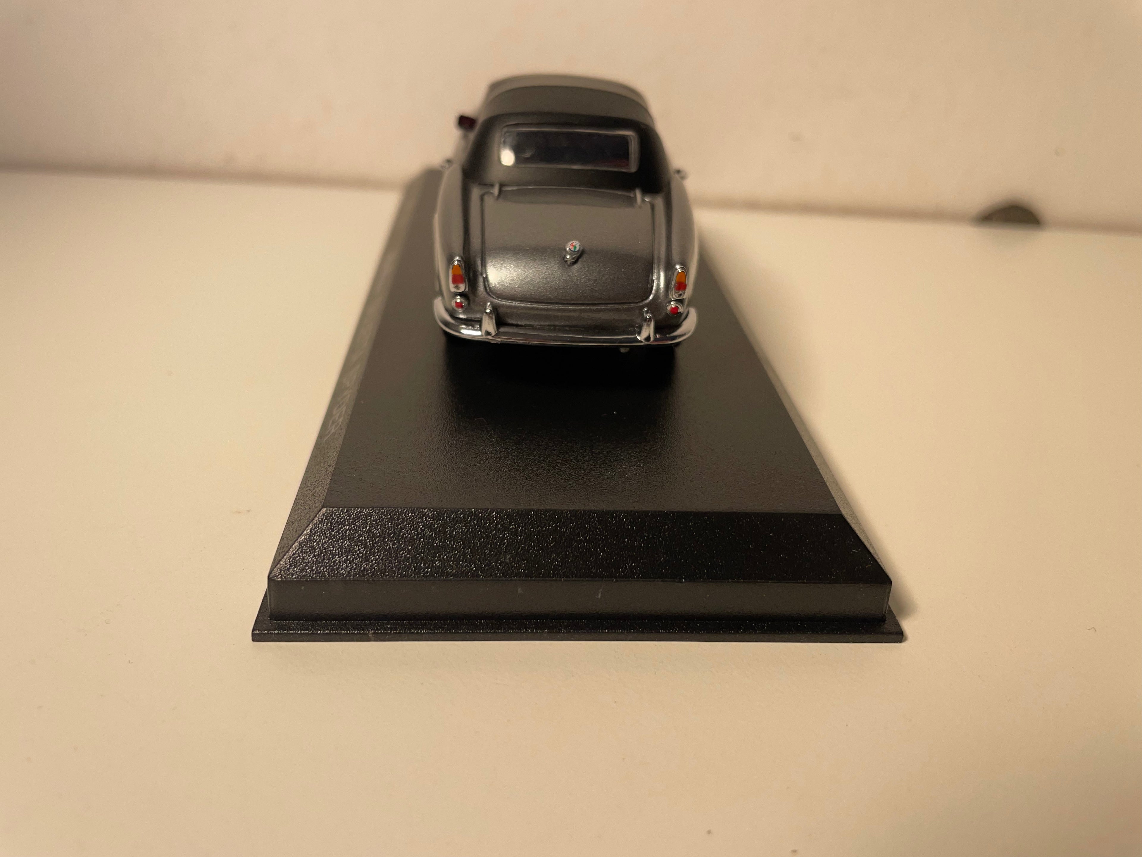 Alfa Roméo Giulietta Spyder grise et capote noire - collection DetailCars référence 205