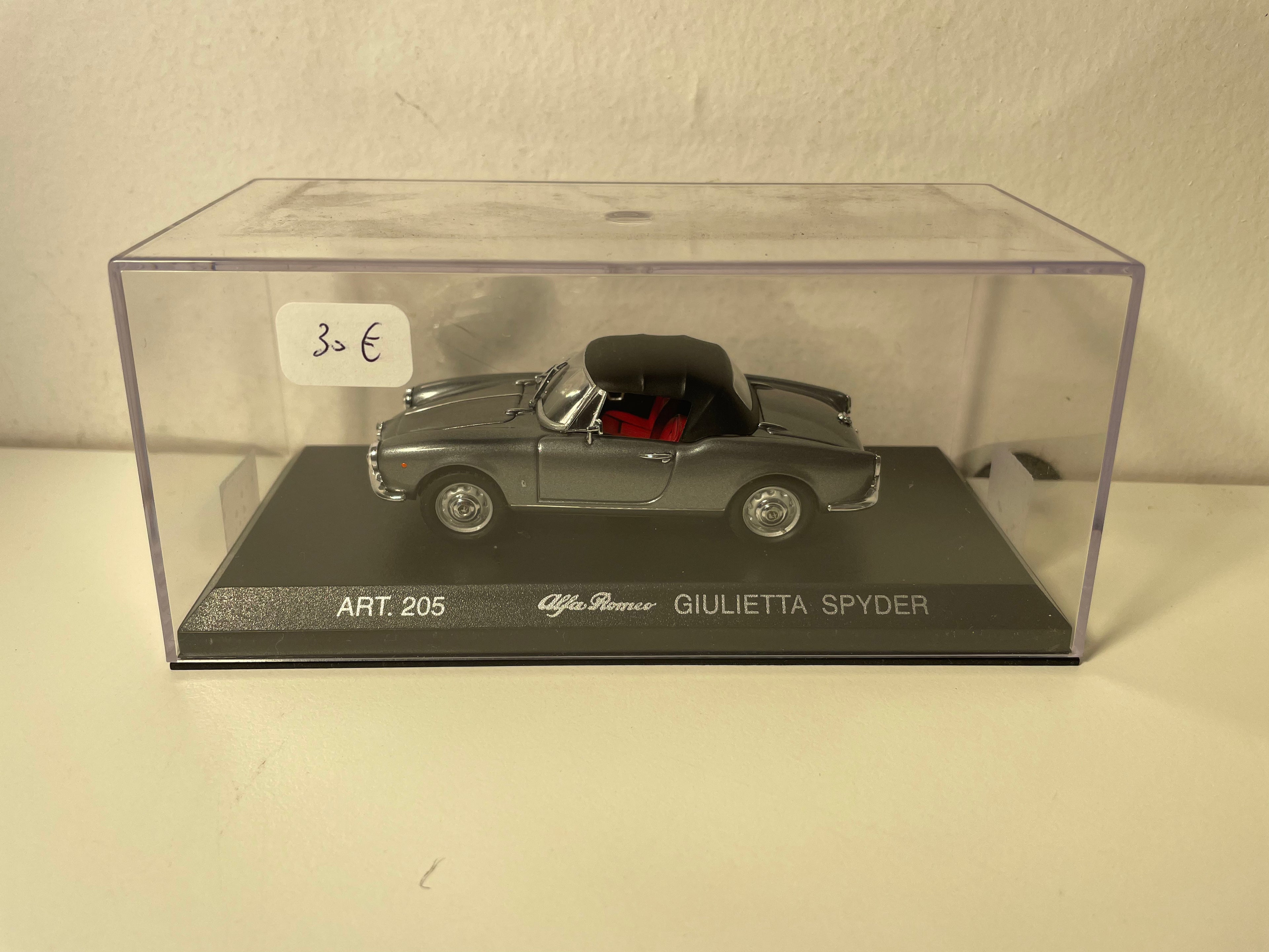 Alfa Roméo Giulietta Spyder grise et capote noire - collection DetailCars référence 205