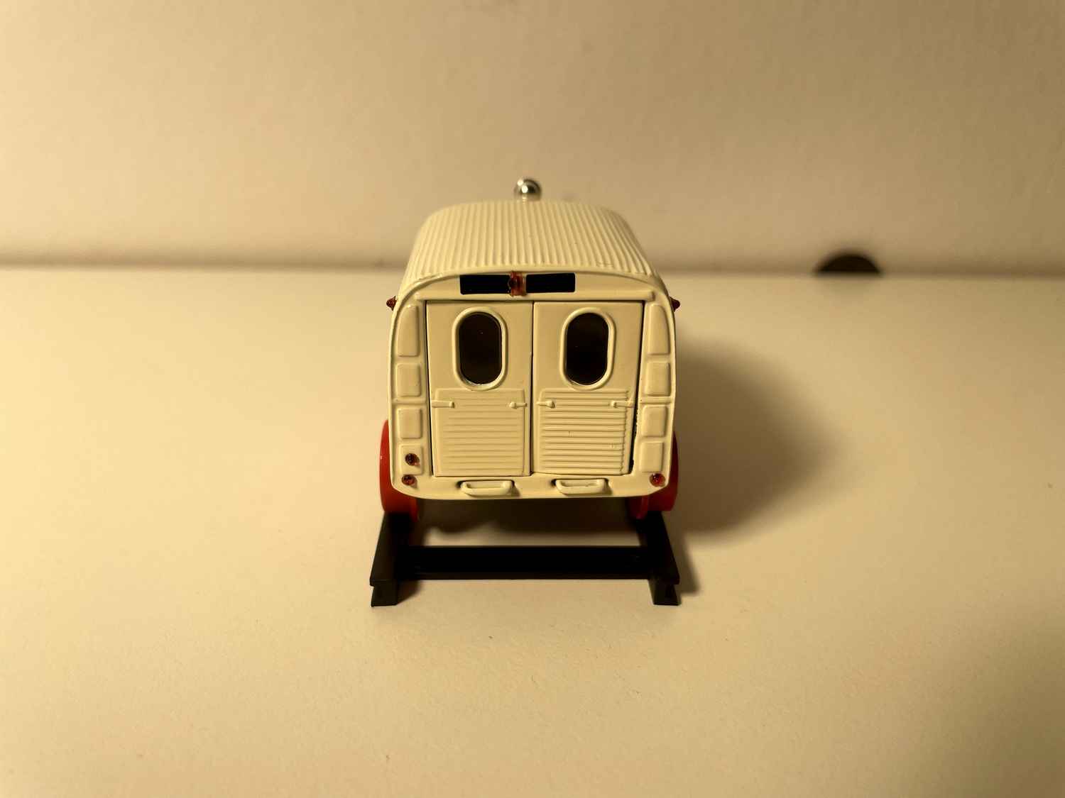 Citroën 2 CV AZU czerwony i beżowy na torach - Norev