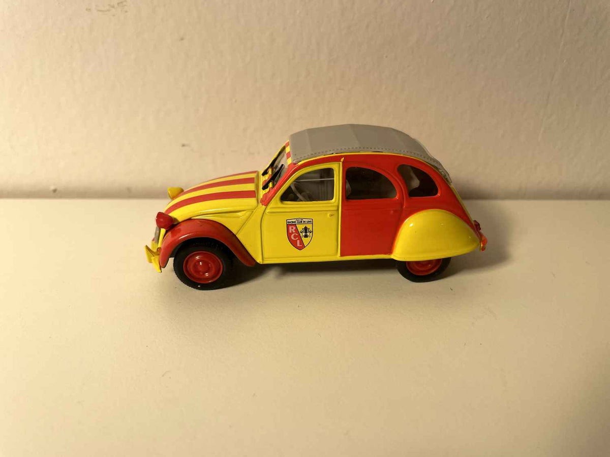Citroën 2 CV6 giel an rout (Auto mat der Wiebeschte vun der Futtball Equipe vum Racing Club de LENS) - Norev