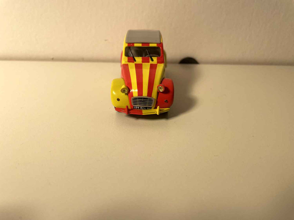 Citroën 2 CV6 giel an rout (Auto mat der Wiebeschte vun der Futtball Equipe vum Racing Club de LENS) - Norev