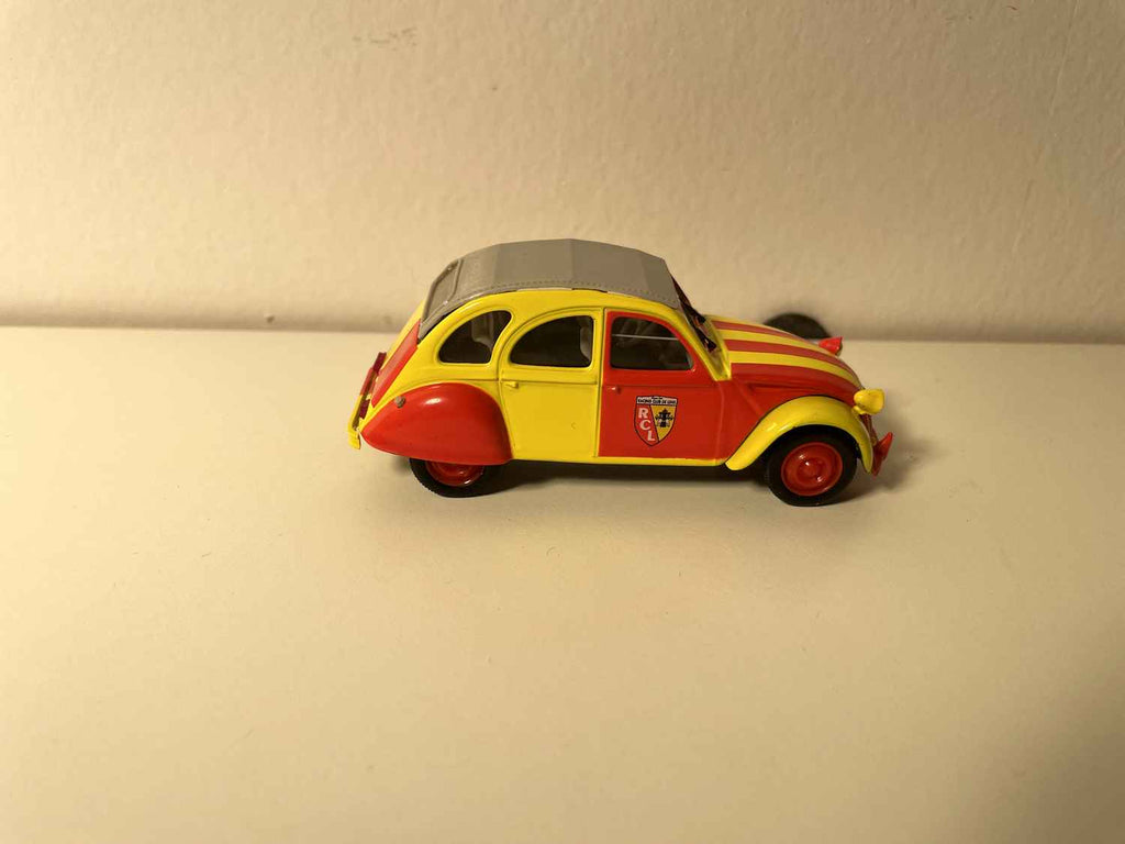 Citroën 2 CV6 giel an rout (Auto mat der Wiebeschte vun der Futtball Equipe vum Racing Club de LENS) - Norev