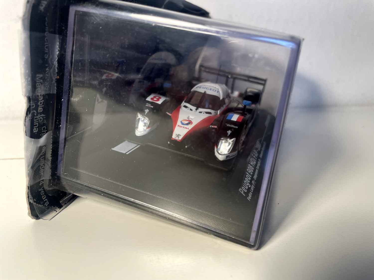 Peugeot 908 HDi FAP biało-czarny numer 8 - 24 godziny Le Mans 2007 (duże pudełko z pleksi)