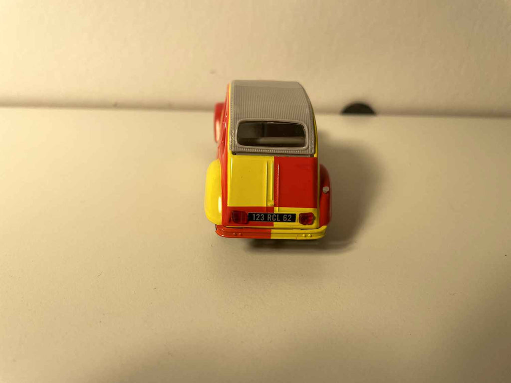 Citroën 2 CV6 giel an rout (Auto mat der Wiebeschte vun der Futtball Equipe vum Racing Club de LENS) - Norev