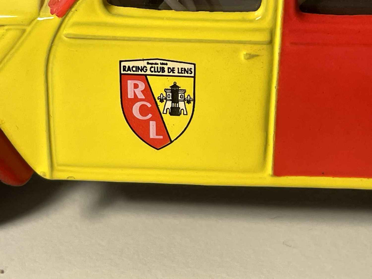 Citroën 2 CV6 giel an rout (Auto mat der Wiebeschte vun der Futtball Equipe vum Racing Club de LENS) - Norev