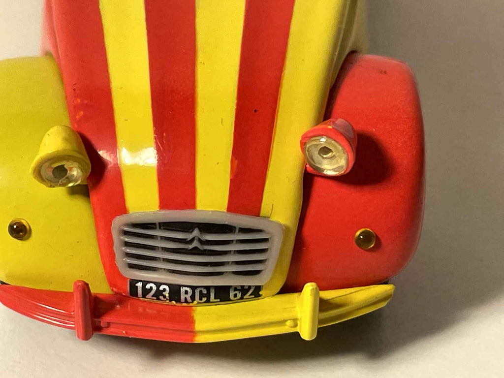Citroën 2 CV6 giel an rout (Auto mat der Wiebeschte vun der Futtball Equipe vum Racing Club de LENS) - Norev