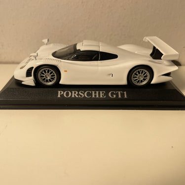 Weißer Porsche GT1