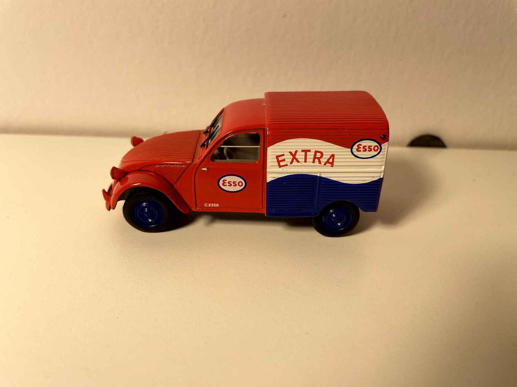 Citroën 2 CV AZU fourgonnette tôlée rouge, blanche et bleue ESSO - Norev (sous blister)