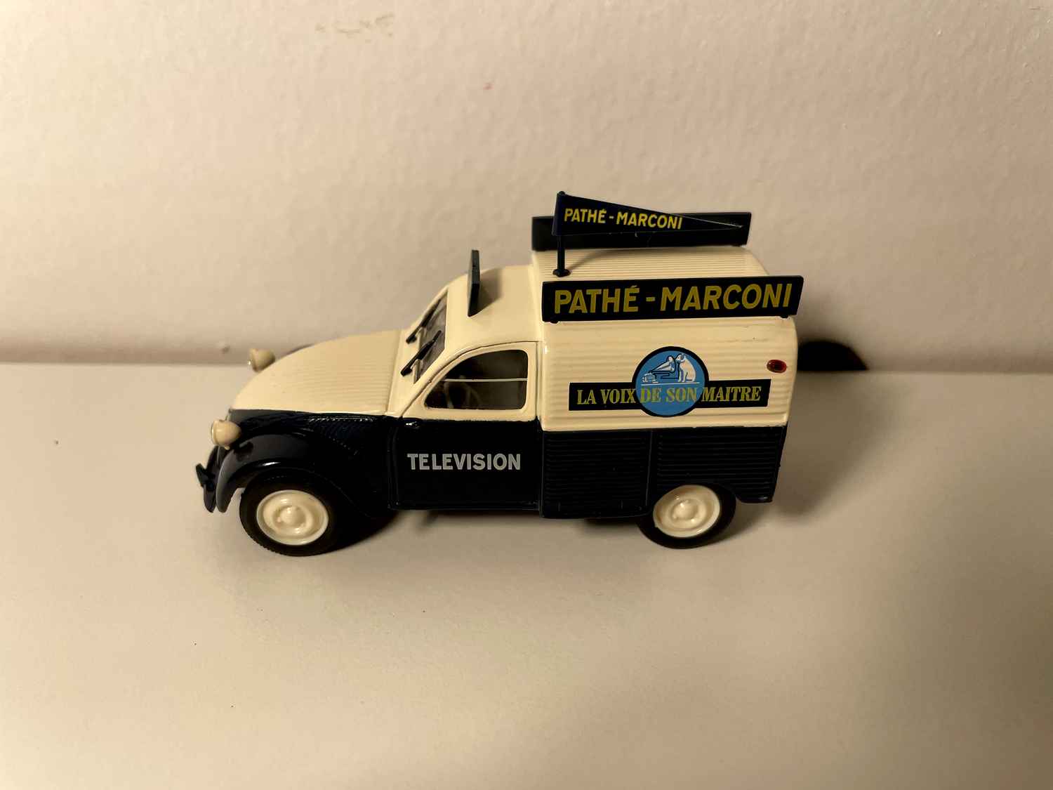 Citroën 2 CV AZU fourgonnette tôlée bleue et beige PATHE-MARCONI - Norev (sous blister)