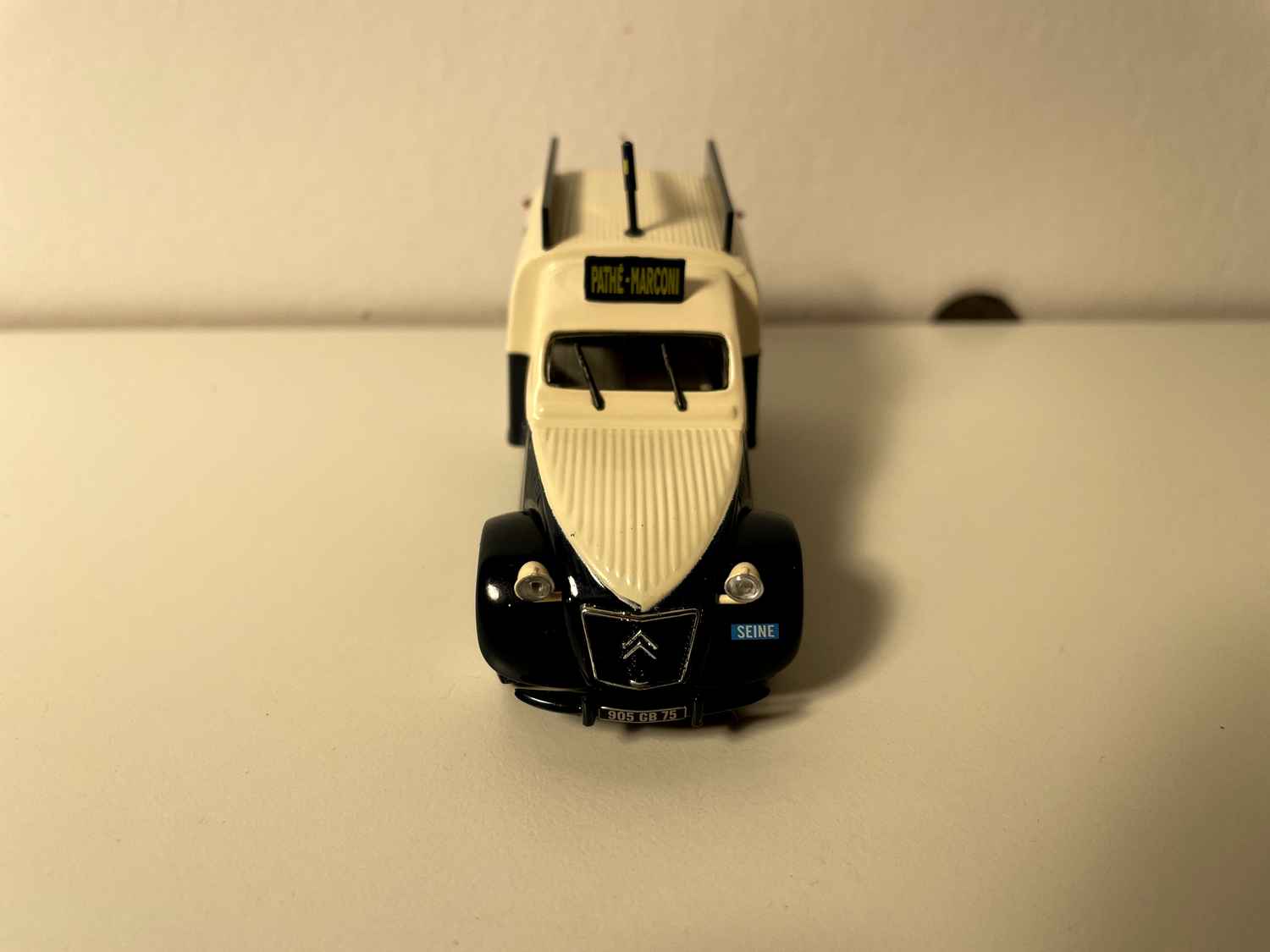 Citroën 2 CV AZU fourgonnette tôlée bleue et beige PATHE-MARCONI - Norev (sous blister)
