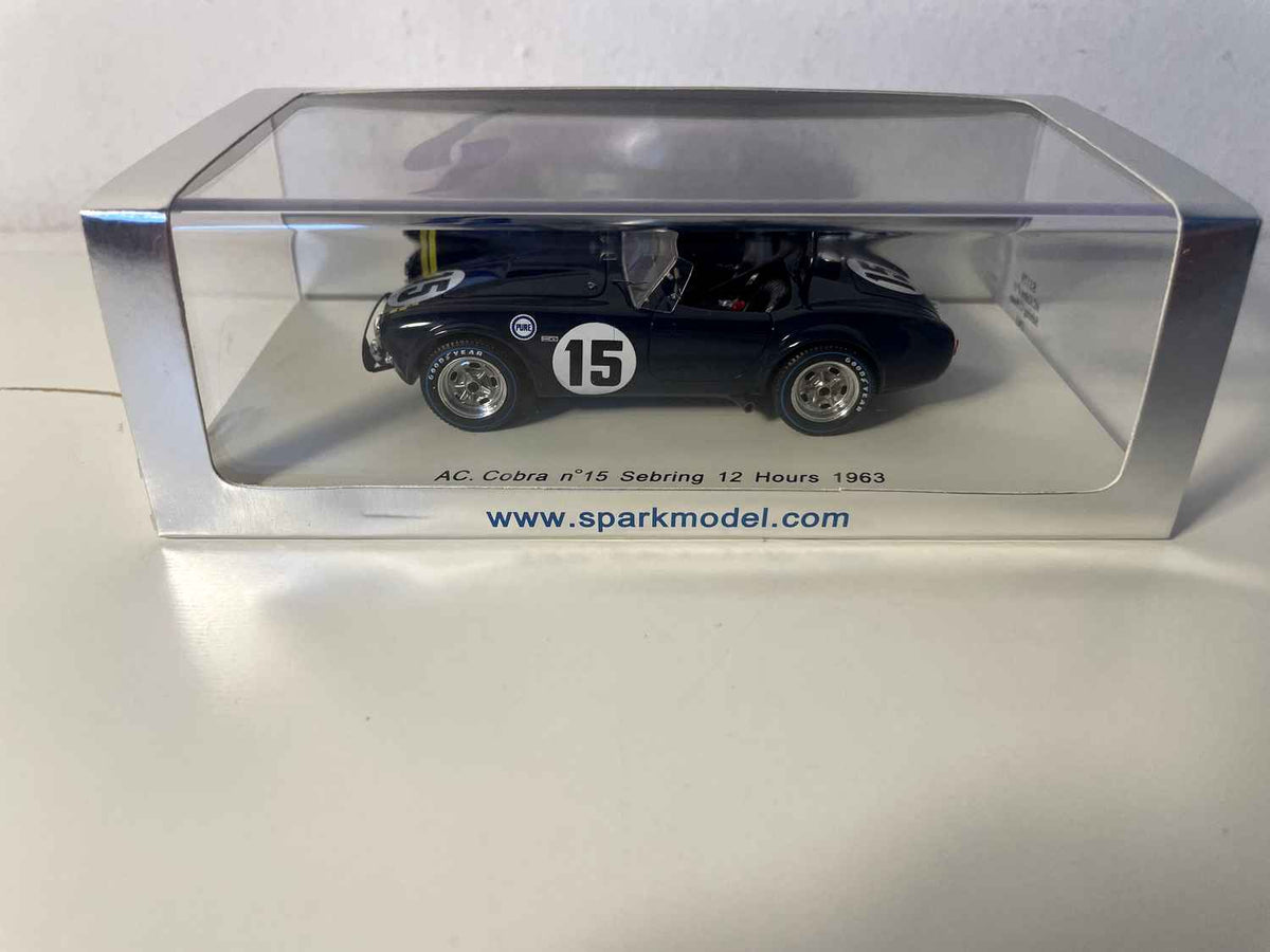 Donkerblauwe AC Cobra nummer 15 - 12 uur van Sebring in Florida (VS) - SPARK