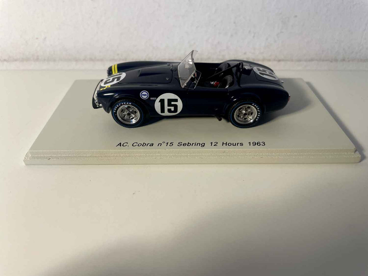 Donkerblauwe AC Cobra nummer 15 - 12 uur van Sebring in Florida (VS) - SPARK
