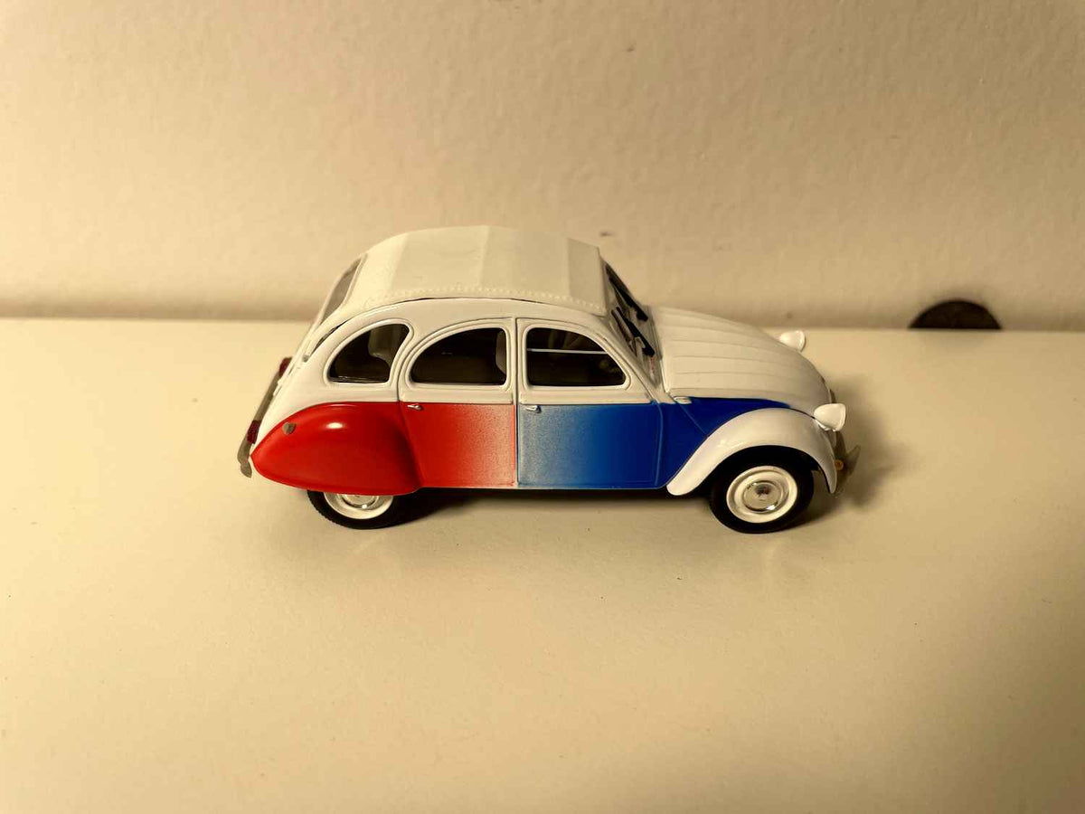 Citroën 2 CV 6 blauw, wit en rood (2 CV COCORICO) - Norev