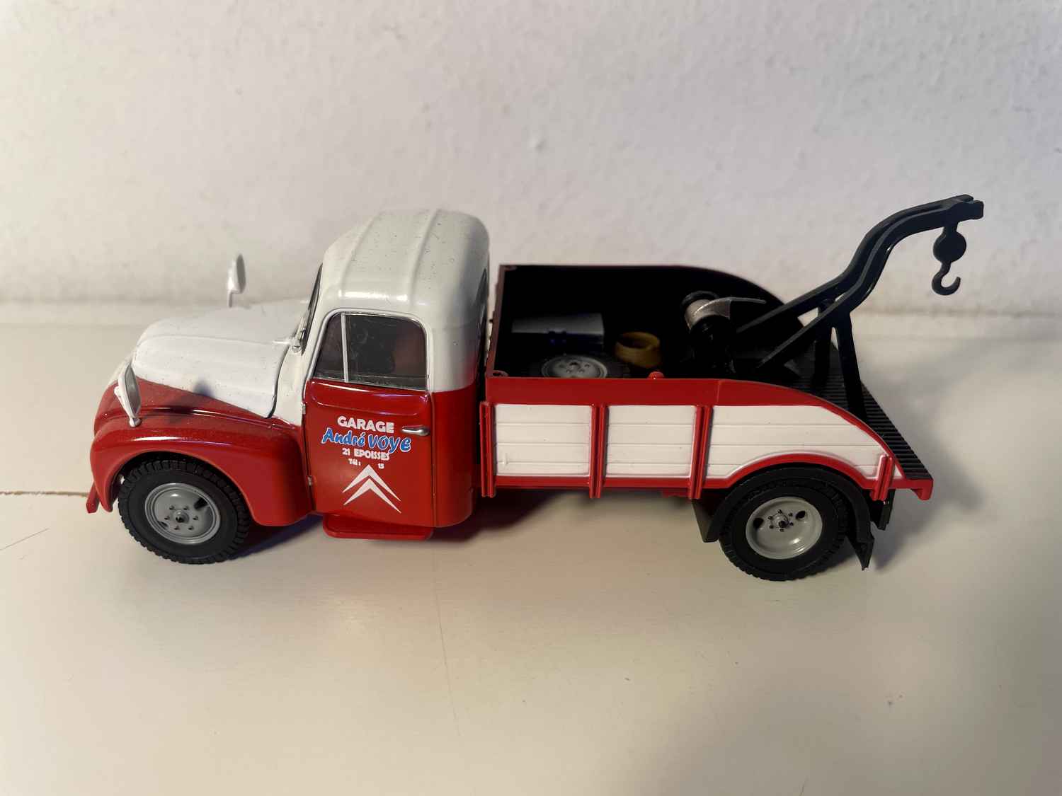 Caminhão reboque Citroën U23 vermelho e branco (com inscrição "garage André Voyé" na porta)