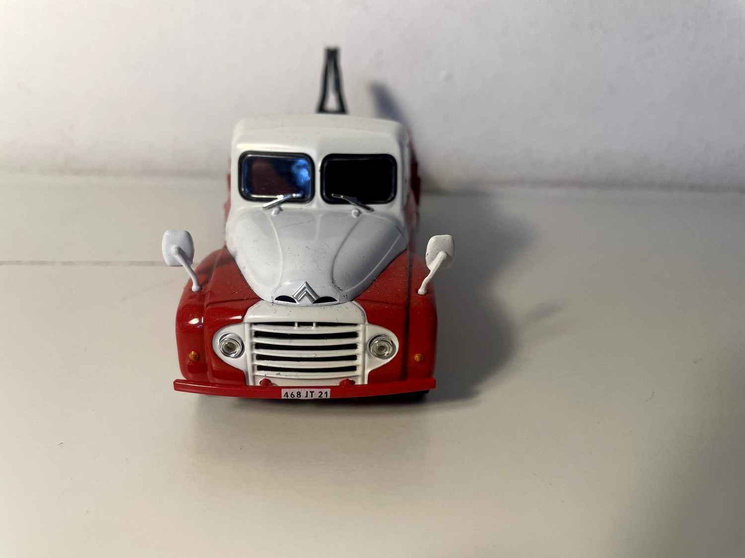 Caminhão reboque Citroën U23 vermelho e branco (com inscrição "garage André Voyé" na porta)
