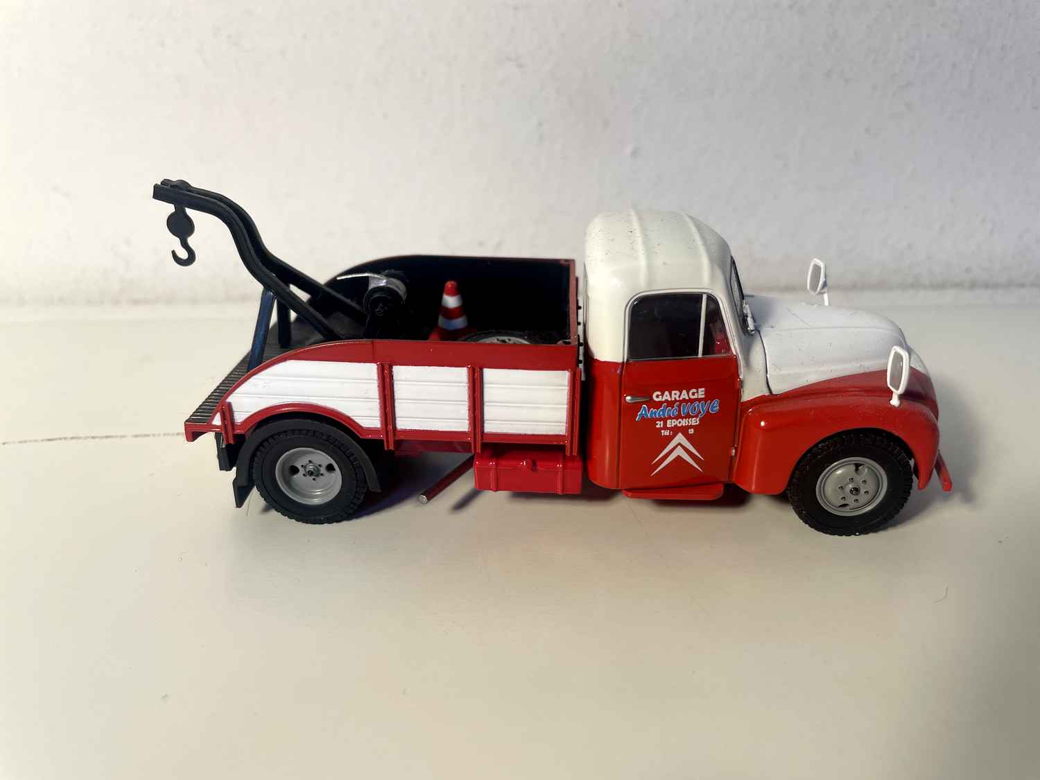 Caminhão reboque Citroën U23 vermelho e branco (com inscrição "garage André Voyé" na porta)