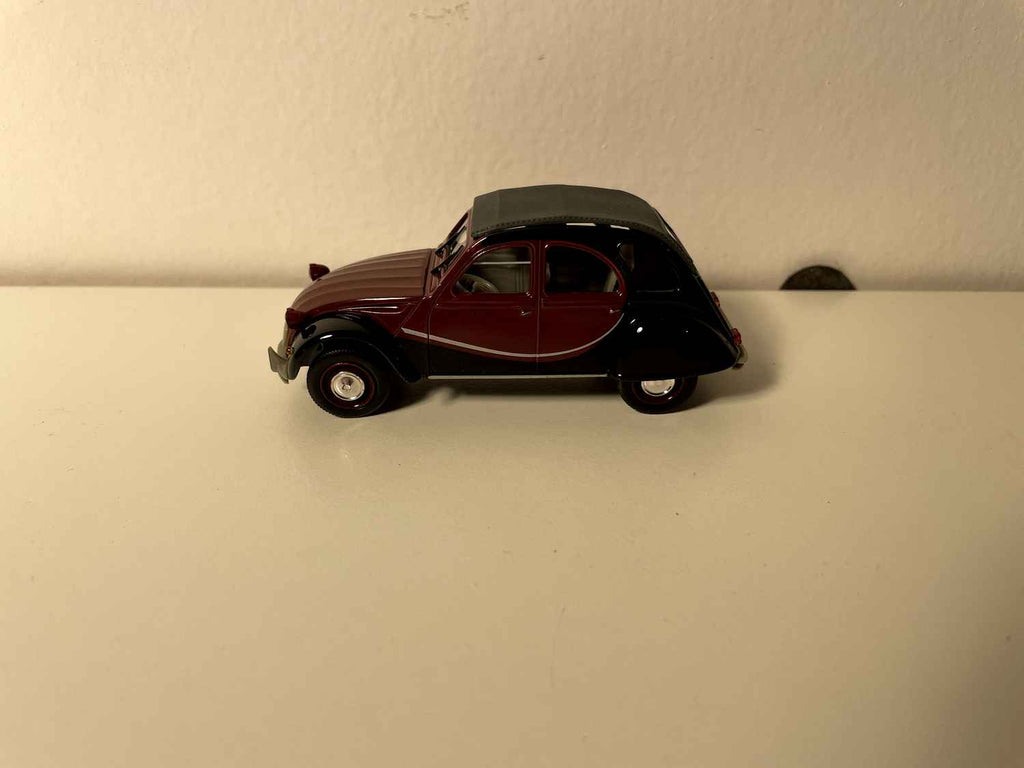 Citroën 2 CV 6 Charleston bordeaux et noire - Norev (sous blister)
