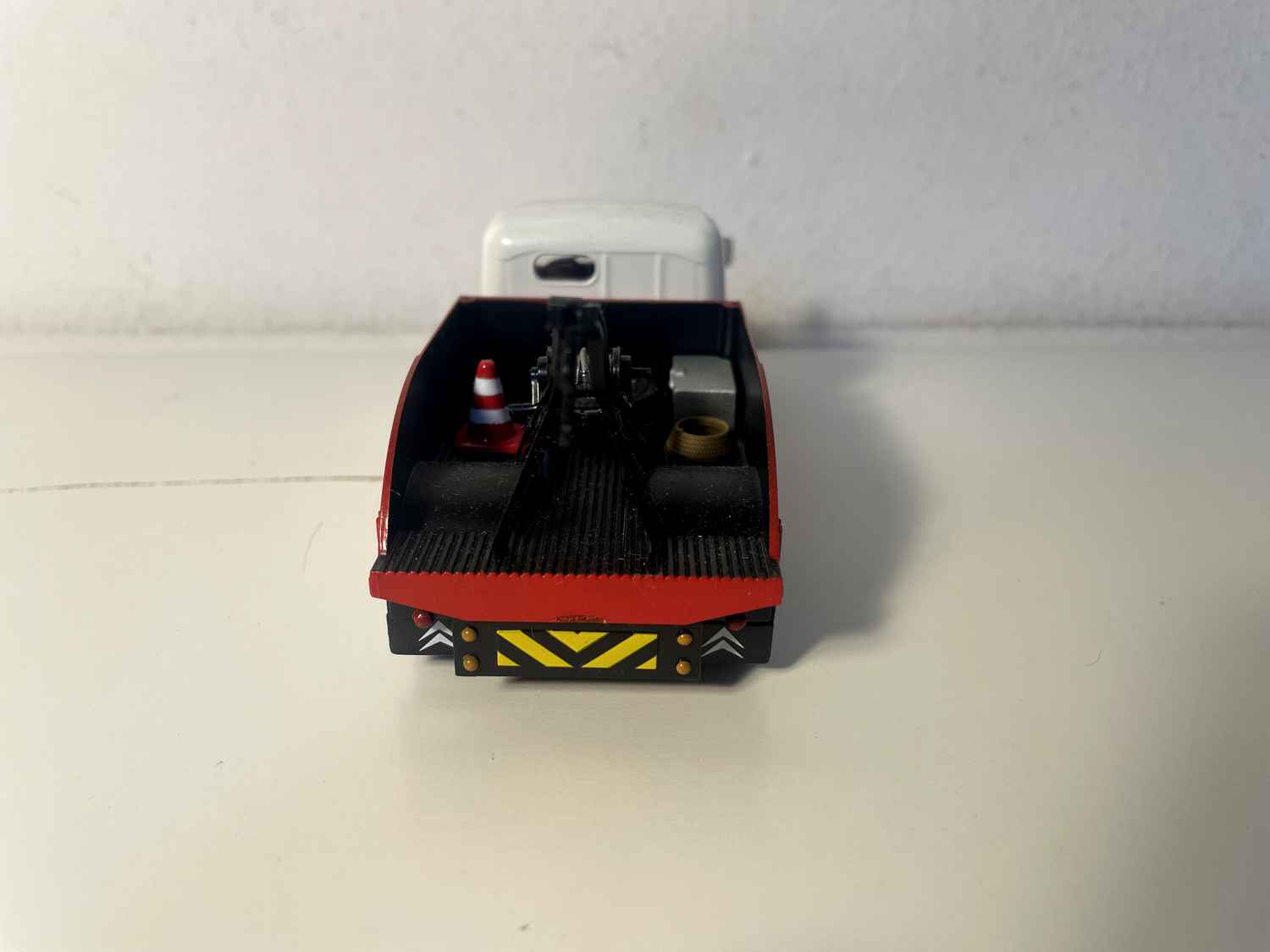 Caminhão reboque Citroën U23 vermelho e branco (com inscrição "garage André Voyé" na porta)