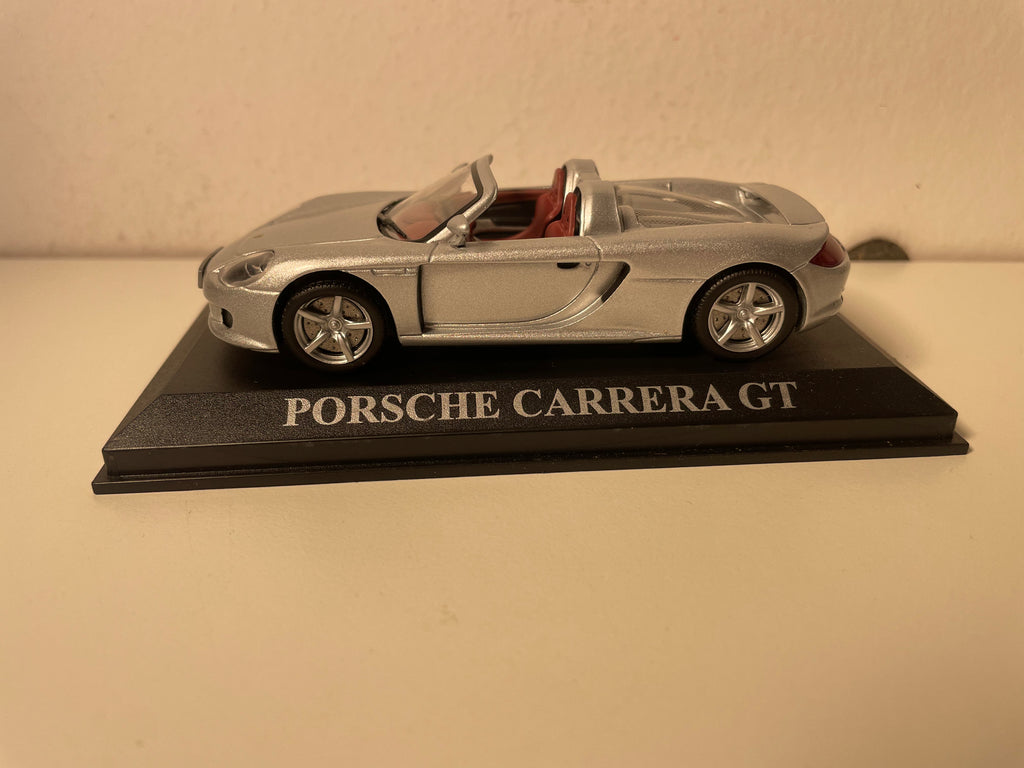 Porsche Carrera GT grigia