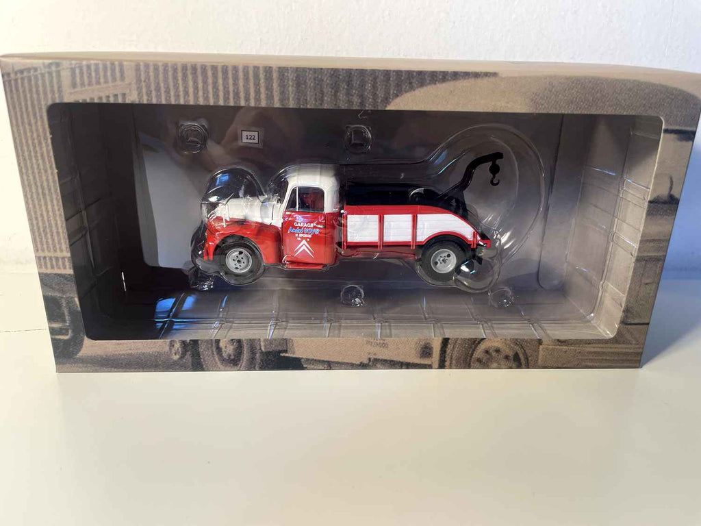 Caminhão reboque Citroën U23 vermelho e branco (com inscrição "garage André Voyé" na porta)