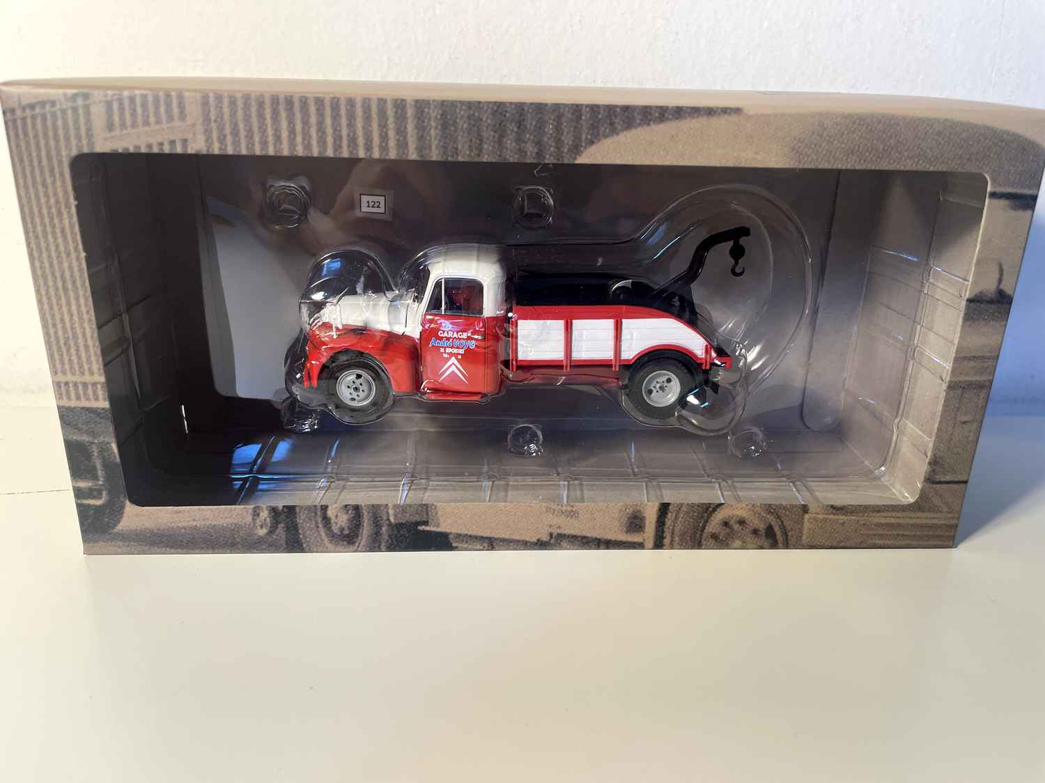 Caminhão reboque Citroën U23 vermelho e branco (com inscrição "garage André Voyé" na porta)