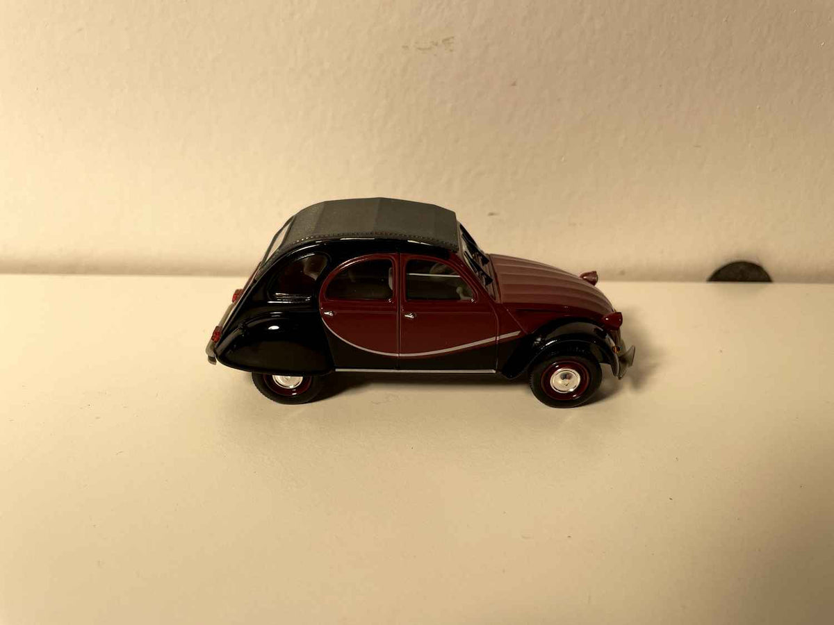 Citroën 2 CV 6 Charleston bordeaux et noire - Norev (sous blister)