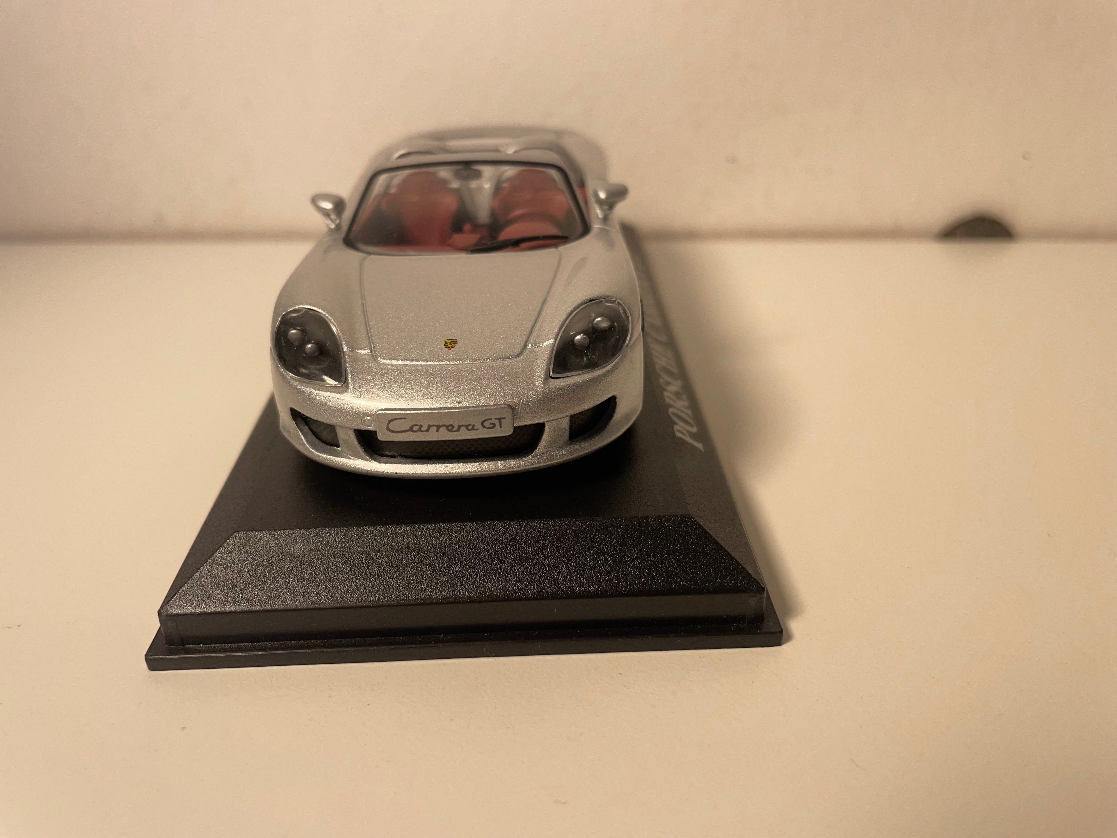 Porsche Carrera GT grigia