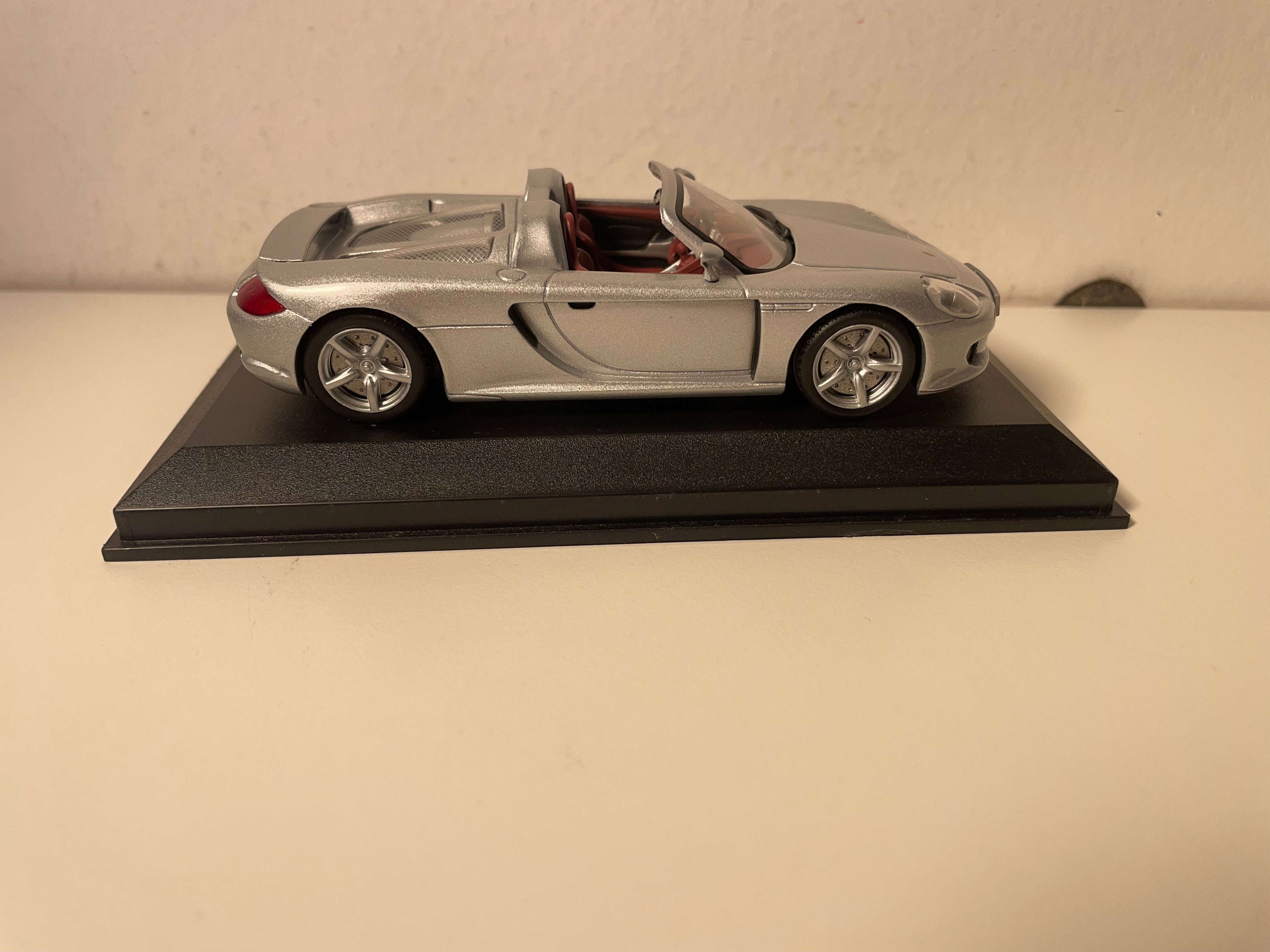 Porsche Carrera GT grigia