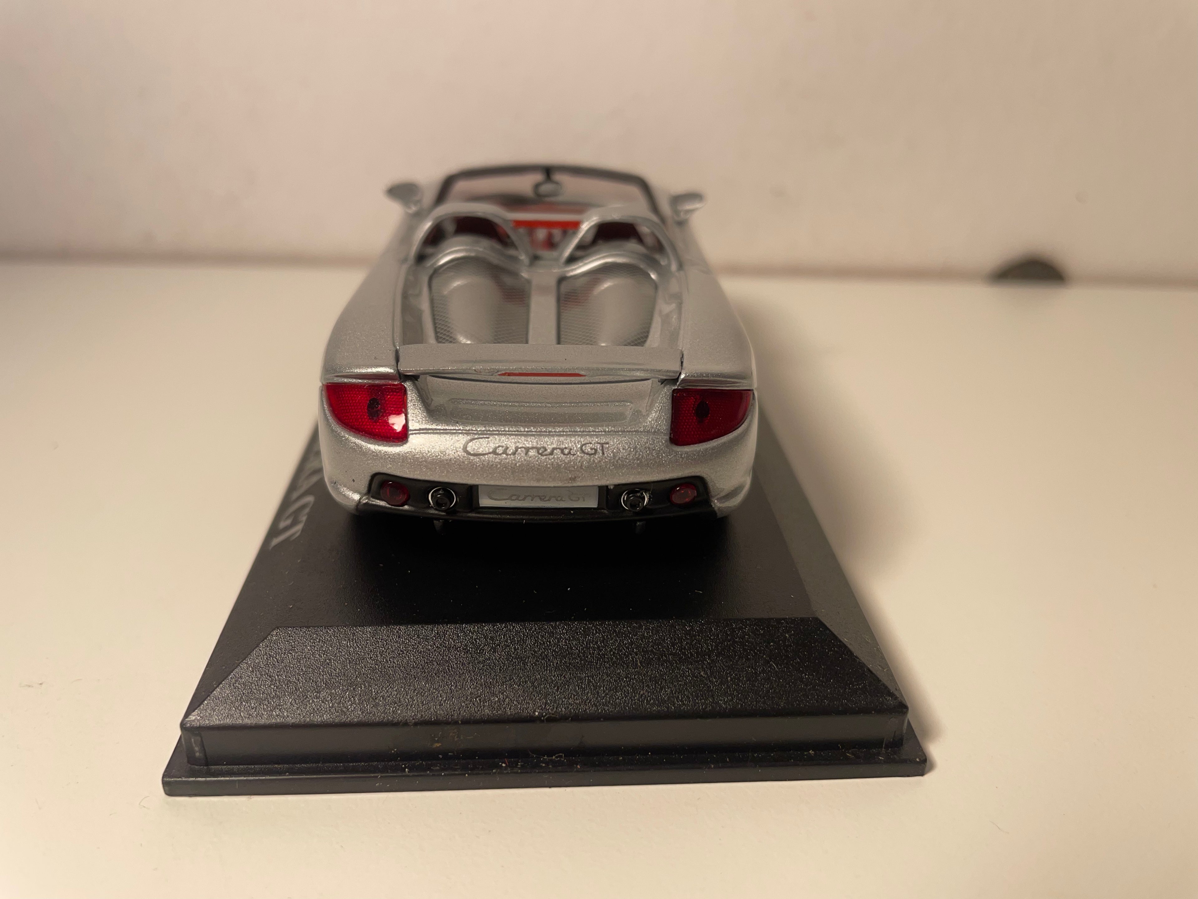 Porsche Carrera GT grigia