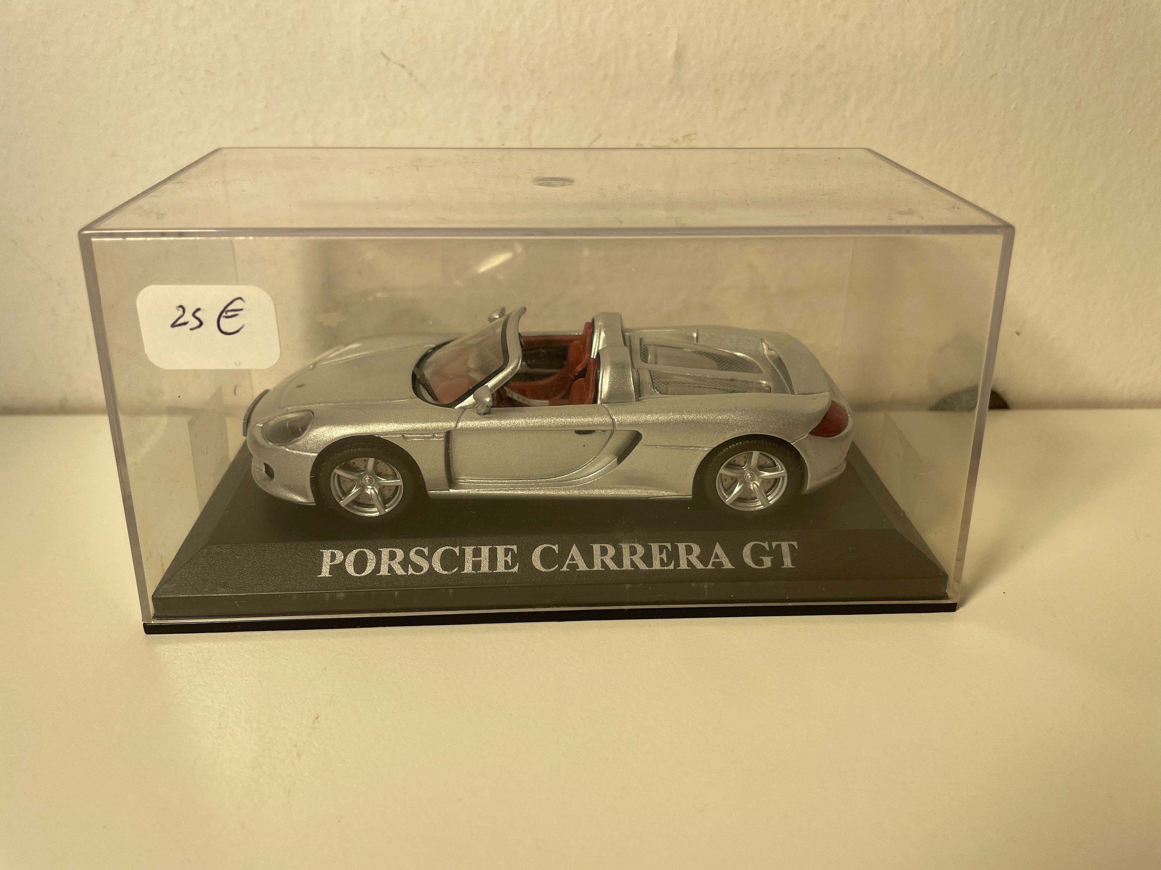 Porsche Carrera GT grigia
