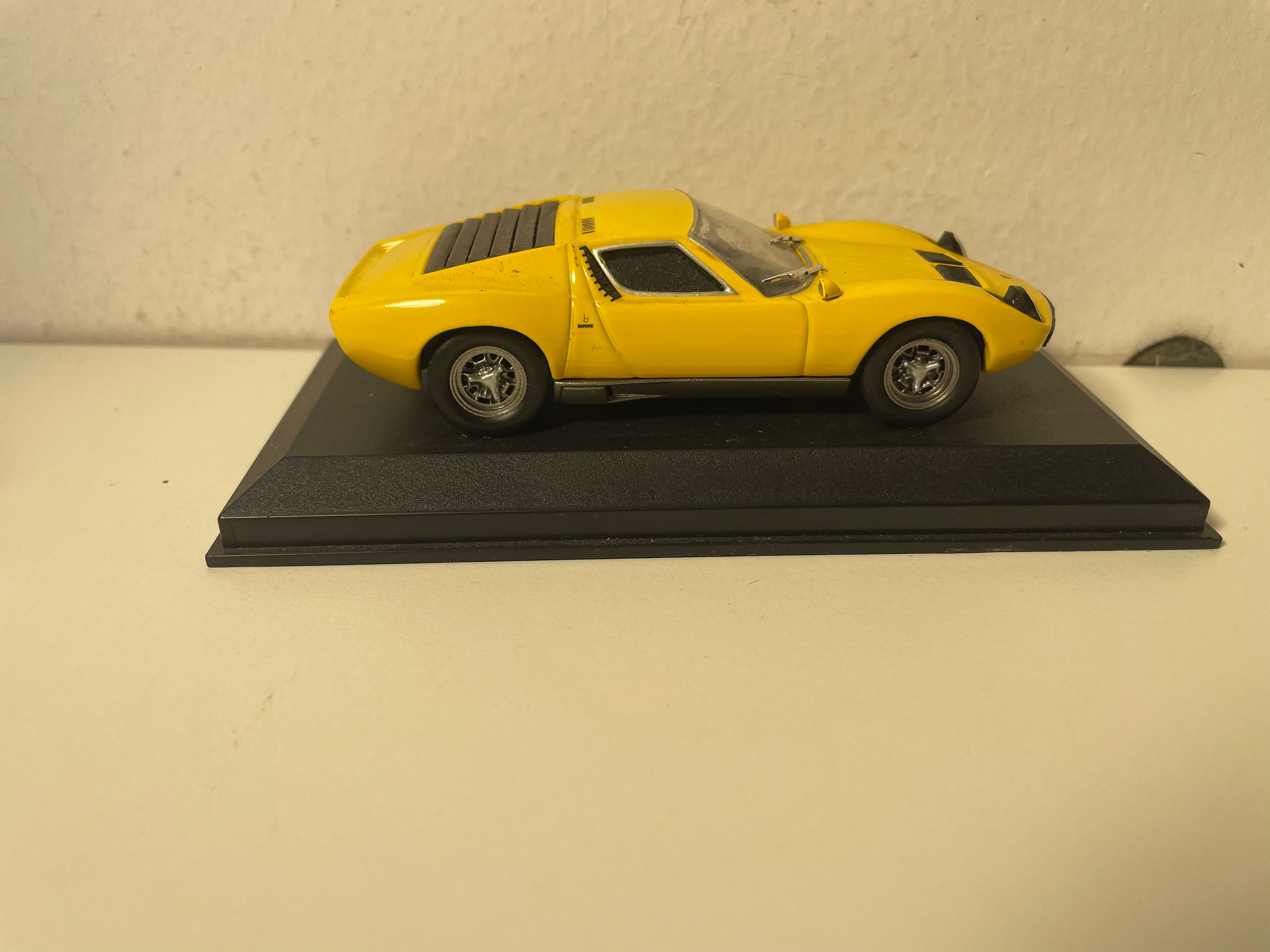 Yellow Lamborghini P400 Miura