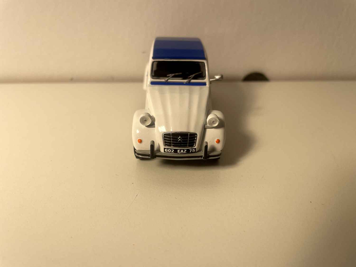 Citroën 2 CV biała i niebieska HACHETTE - Eligor