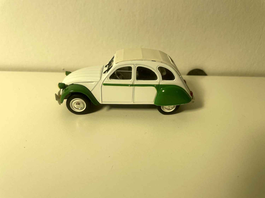 Citroën 2 CV 6 Dolly blanche et verte - Norev (sous blister)
