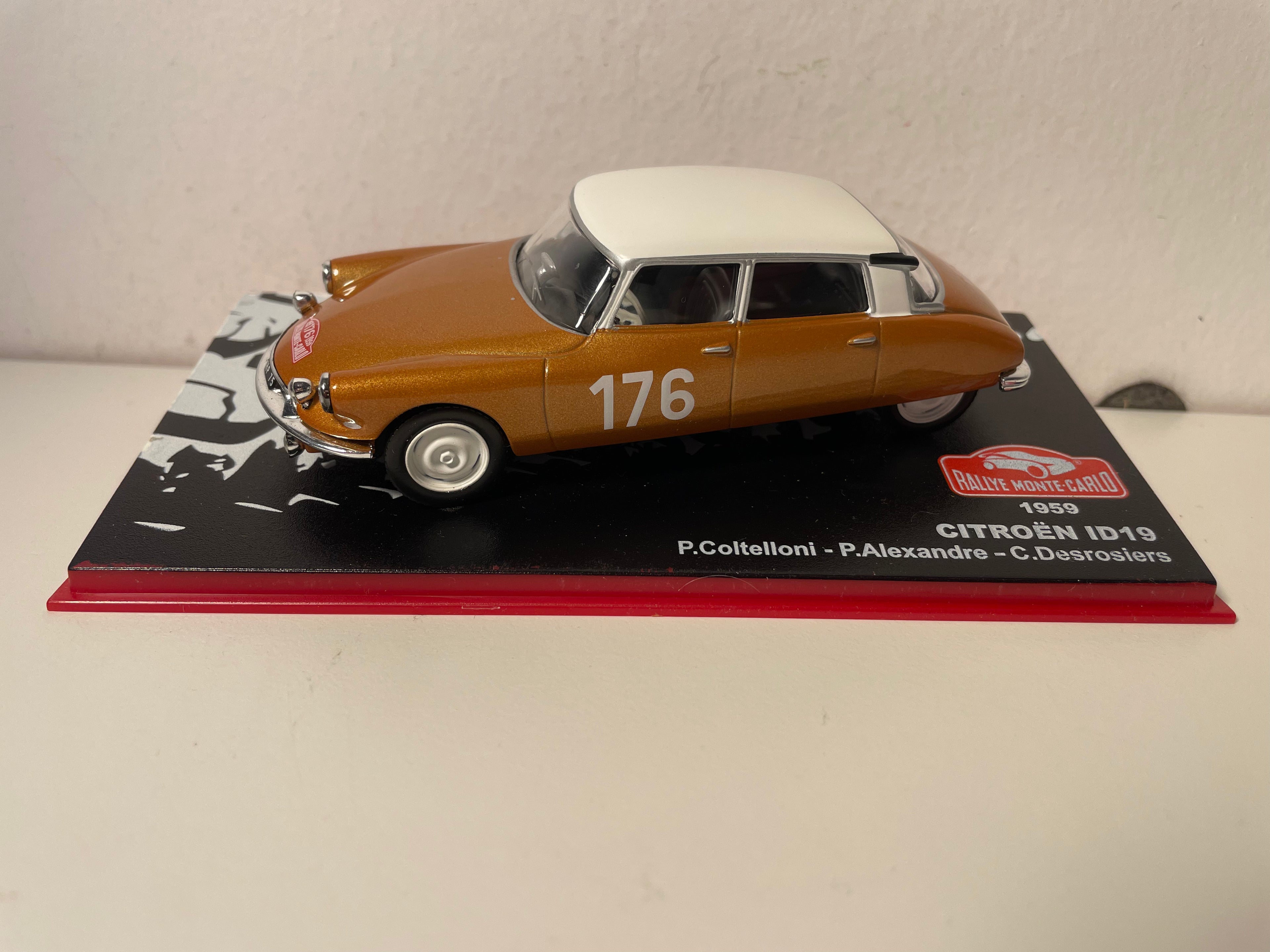 Citroën ID 19 braun mit gebrochenem weißen Dach Nummer 176 - Monte-Carlo Rallye 1959