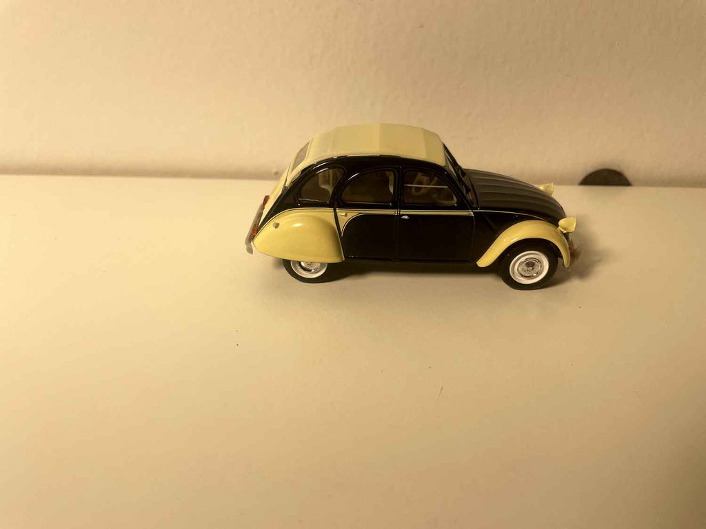 Citroën 2 CV 6 Dolly noire et beige - Norev (sous blister)
