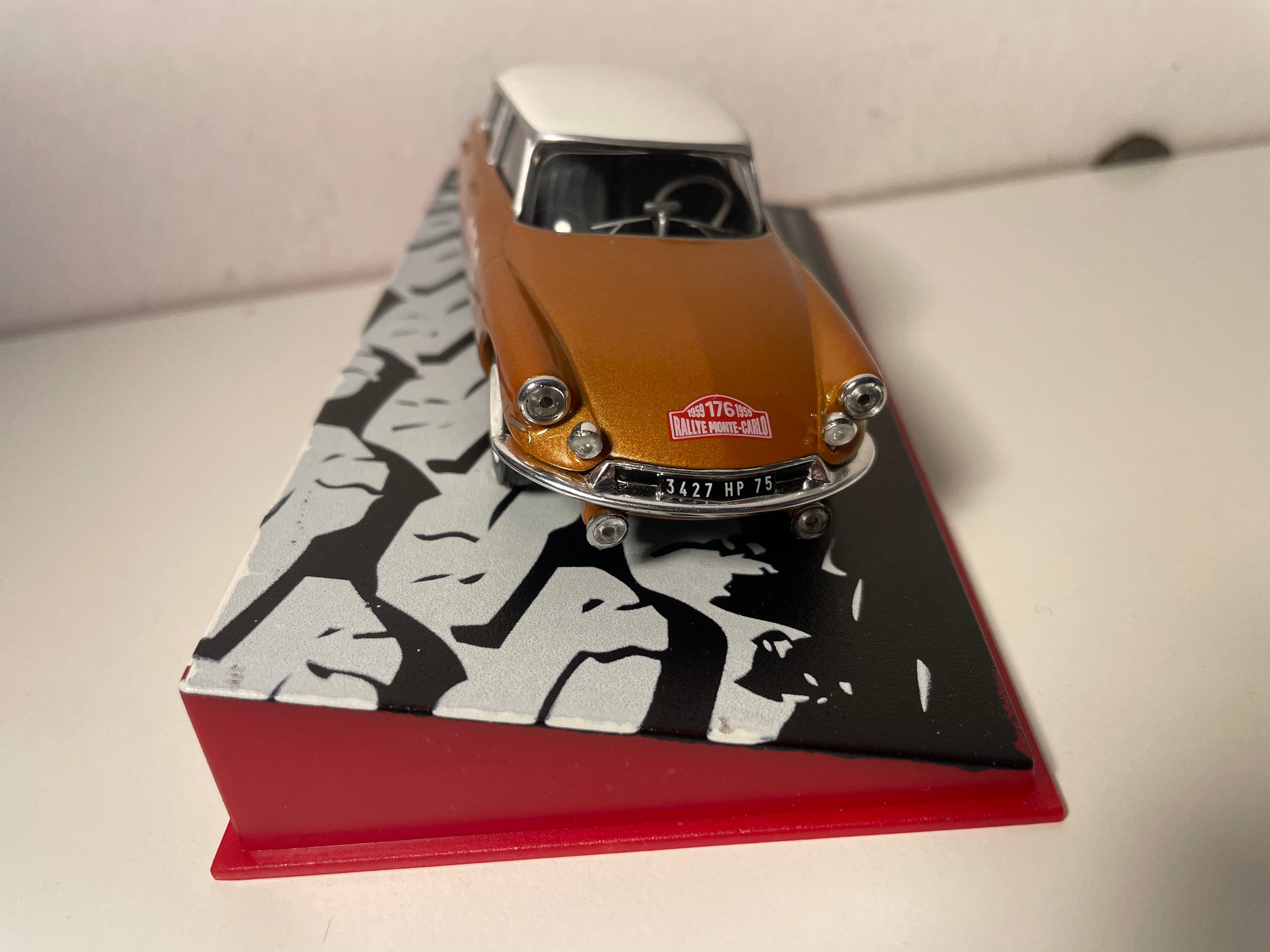 Citroën ID 19 braun mit gebrochenem weißen Dach Nummer 176 - Monte-Carlo Rallye 1959