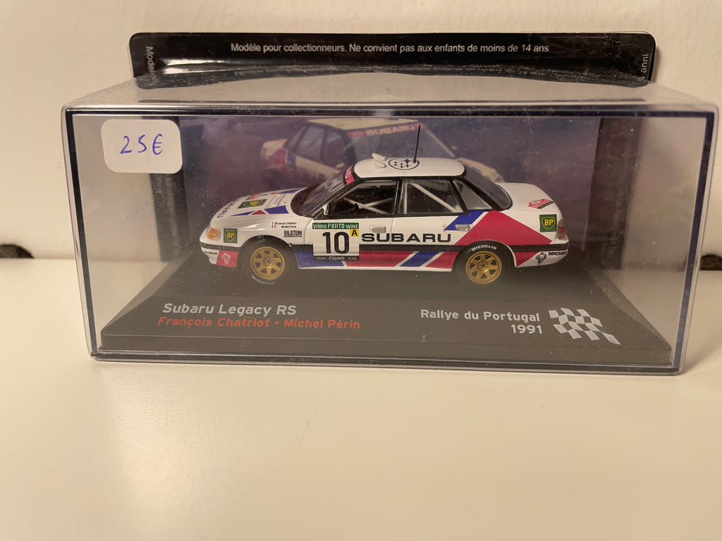 Subaru Legacy RS wäiss, blo an bordeaux Nummer 10 - Rallye vu Portugal 1991