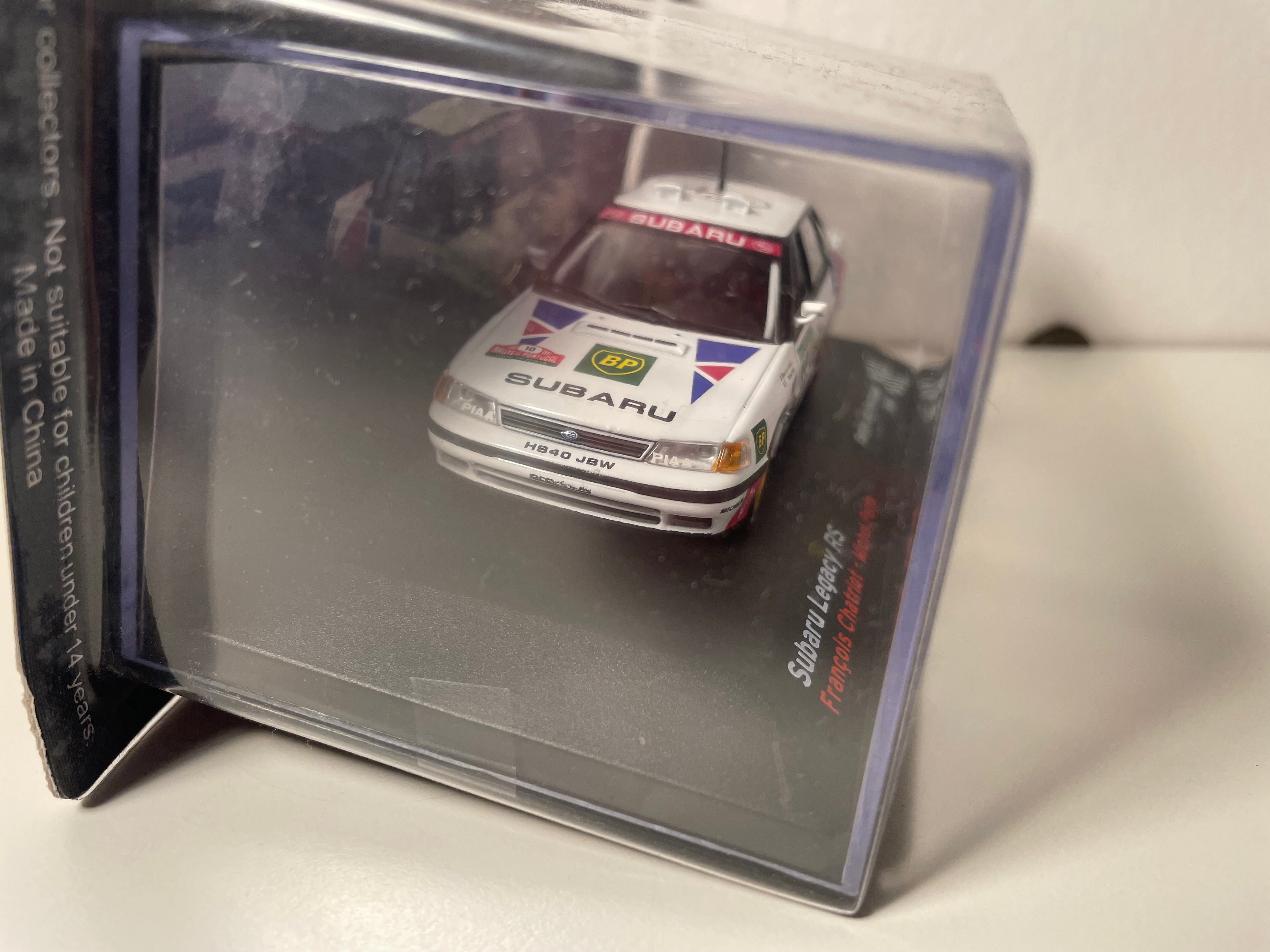 Subaru Legacy RS w kolorze białym, niebieskim i bordowym numer 10 - Rajd Portugalii 1991