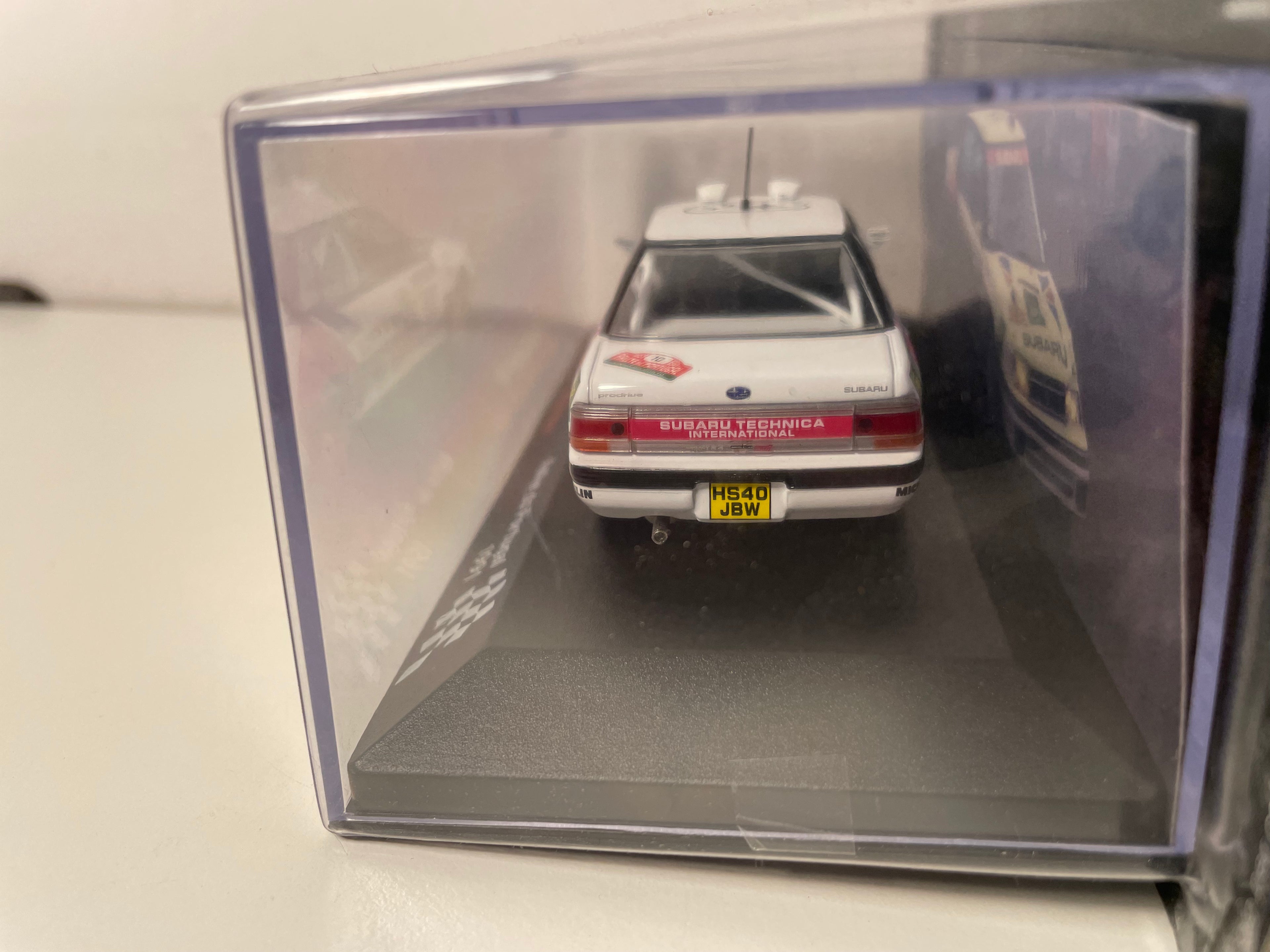 Subaru Legacy RS w kolorze białym, niebieskim i bordowym numer 10 - Rajd Portugalii 1991