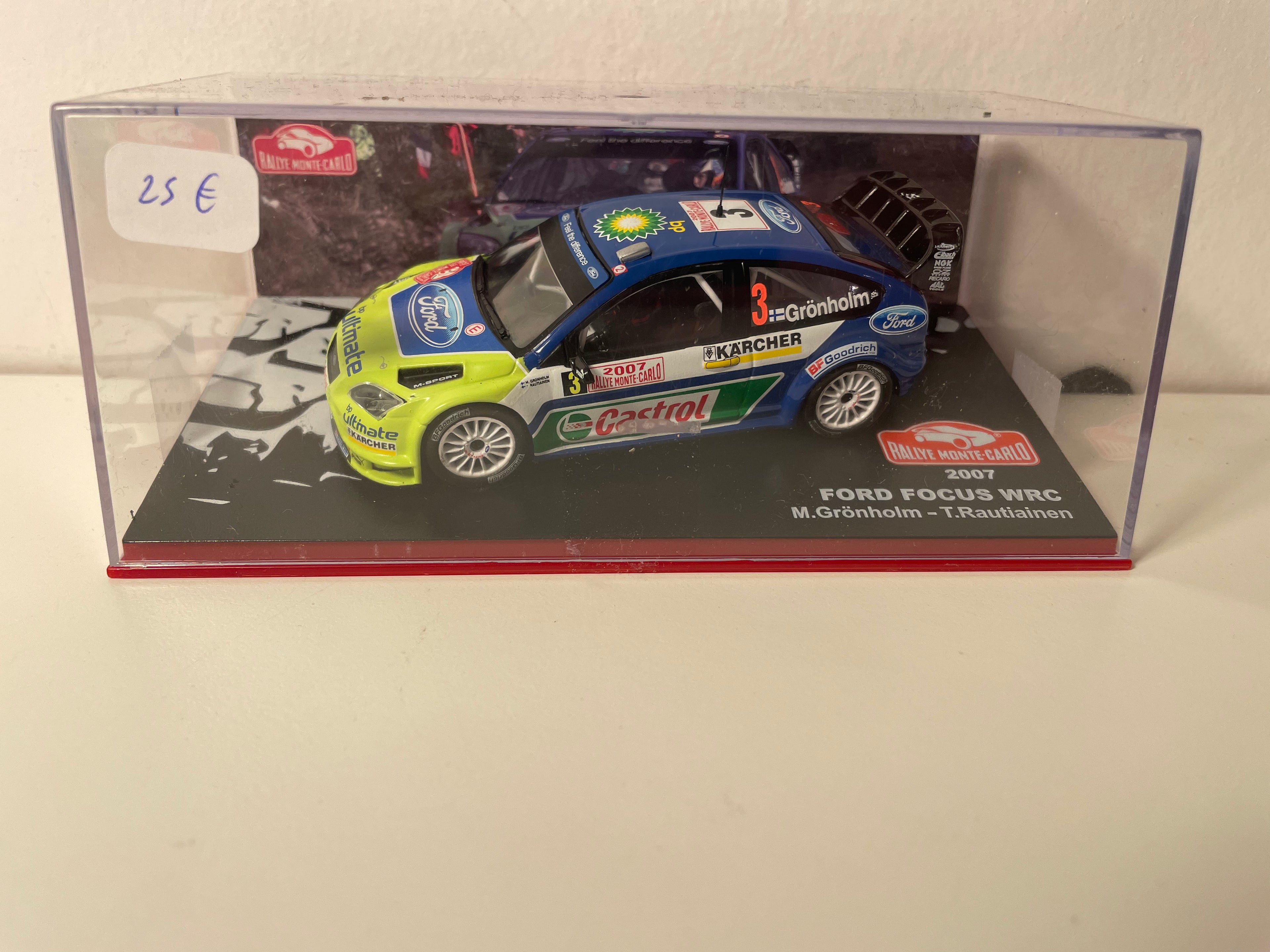 Ford Focus WRC bleue, verte et blanche numéro 3 - rallye de Monté-Carlo de 2007