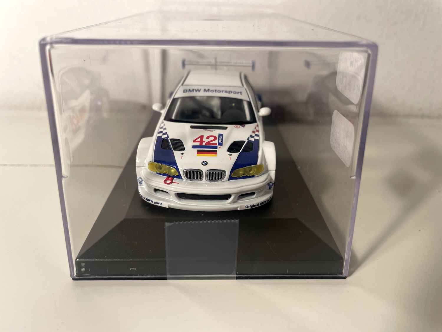 BMW M3 GTR blanche et bleue numéro 42 (Minichamps)