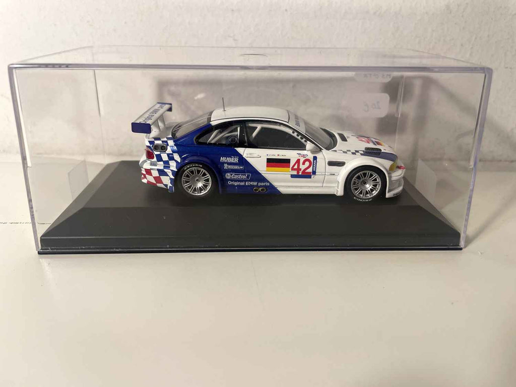 BMW M3 GTR blanche et bleue numéro 42 (Minichamps)