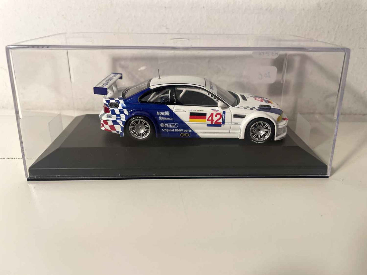 BMW M3 GTR blanche et bleue numéro 42 (Minichamps)