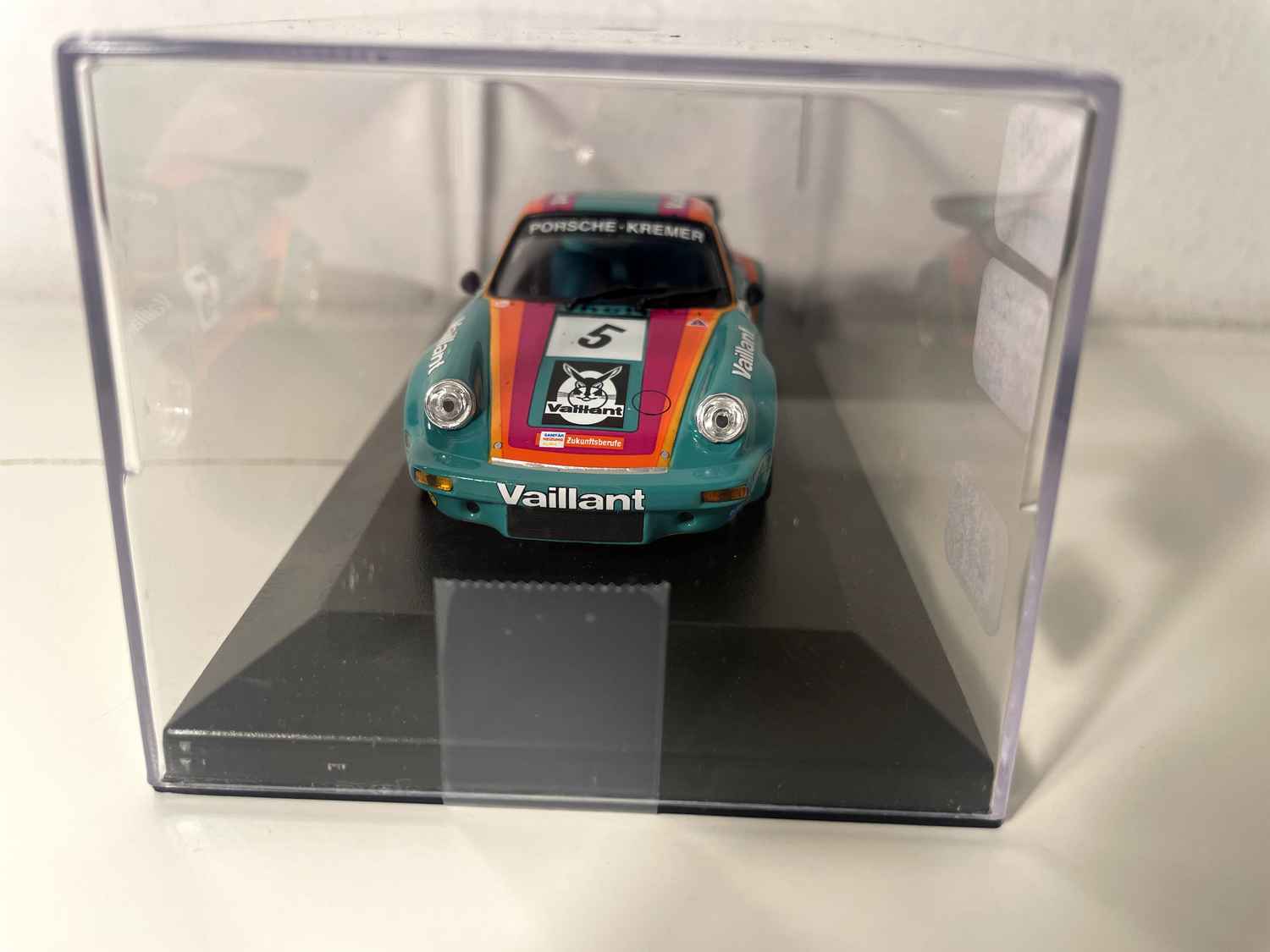 Porsche 911 Carréra RSR 3.0 zielony, pomarańczowy i fioletowy numer 5 (Minichamps)