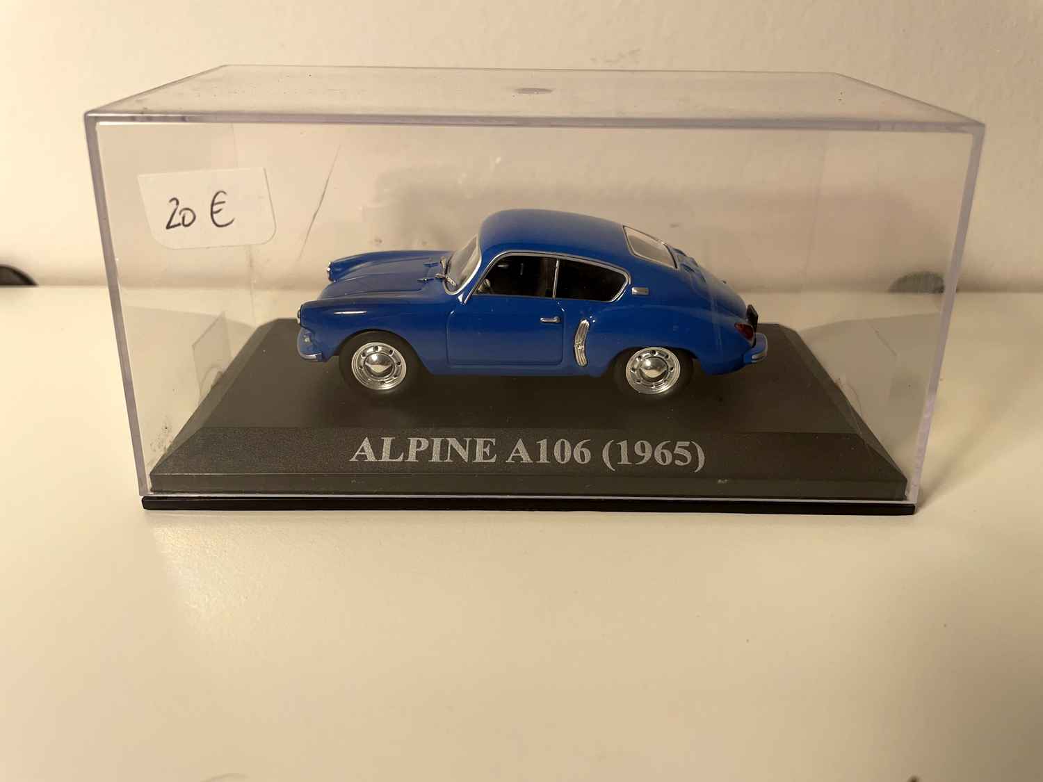 Niebieski Renault Alpine A106 z 1965 roku (małe pudełko z pleksiglasu)
