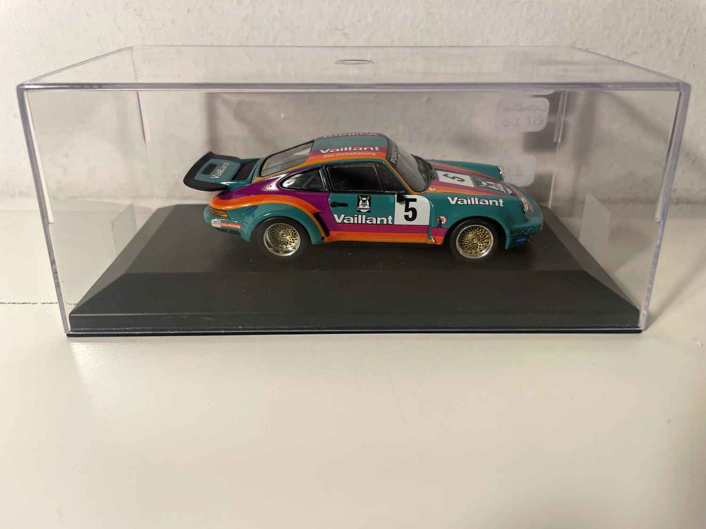 Porsche 911 Carréra RSR 3.0 zielony, pomarańczowy i fioletowy numer 5 (Minichamps)