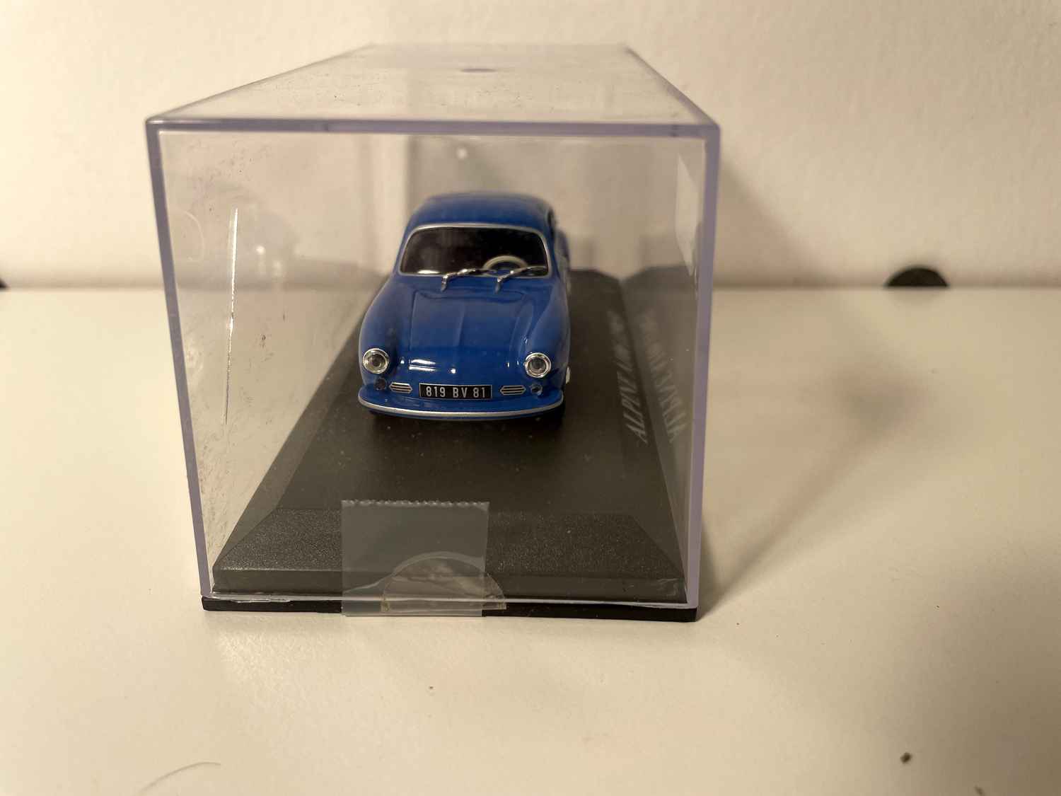 Niebieski Renault Alpine A106 z 1965 roku (małe pudełko z pleksiglasu)