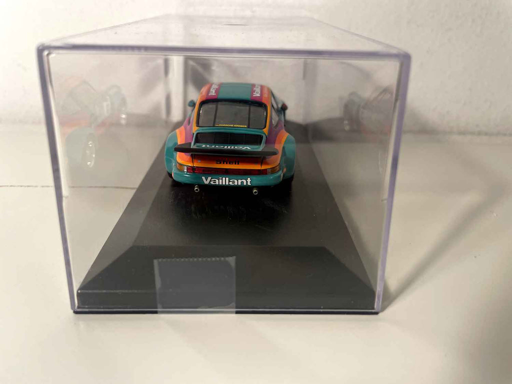 Porsche 911 Carréra RSR 3.0 zielony, pomarańczowy i fioletowy numer 5 (Minichamps)
